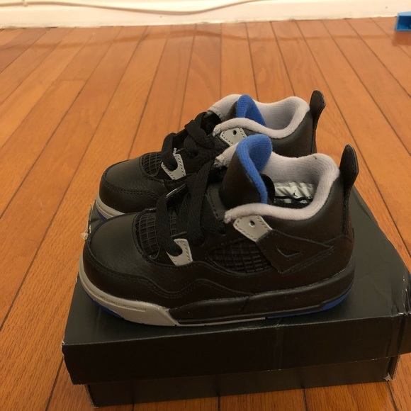 retro 4 size 7